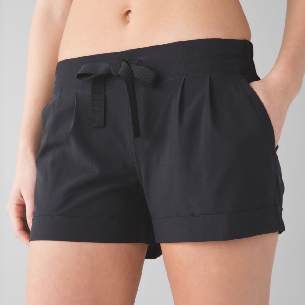 Lululemon Spring Break Away Cuffed Shorts Black 10